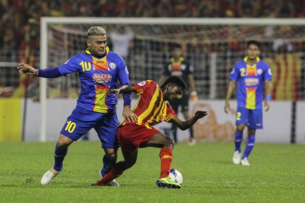 Arema?s Alfaro Gonzales challenges Selangor?s S. Kunanlan in their AFC Cup match. The match ended 1-1.