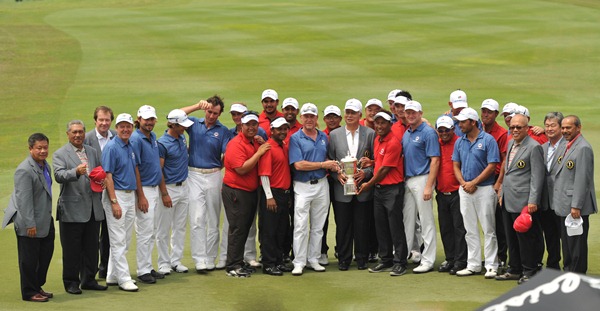 THIS IS YOUR HOME: Malaysian Prime Minister Datuk Seri Mohd Najib Tun Abdul Razak (centre, with coat) with Team Asia and Team Europe players. Najib pledged Malaysia will host the EurAsia Cup in 2016 and 2018. ASIAN TOURpic
