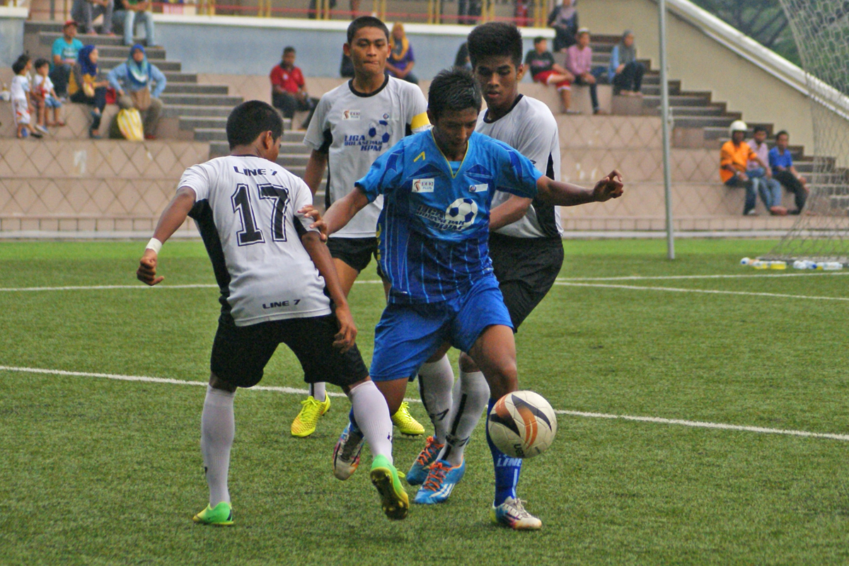 Bukit Jalil Sports School (in all blue kit) against SMK Tunku Anum (in white / black kit)