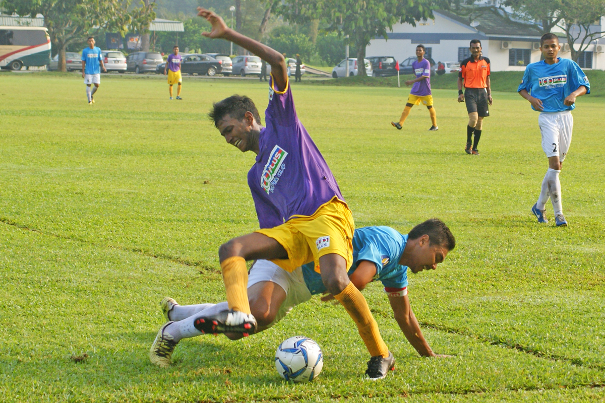 Penang (in purple / yellow kit) against Terengganu (in blue and white kit)