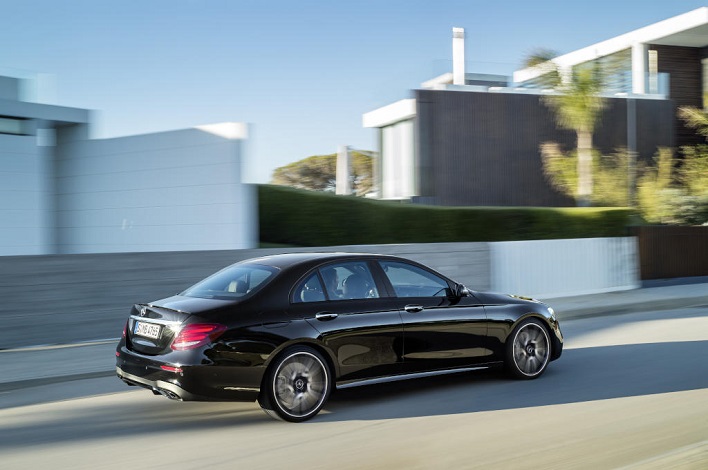 Mercedes-AMG E 43 4MATIC (W 213) 2016; Exterieur: Obsidianschwarz; Interieur: Leder Schwarz Kraftstoffverbrauch kombiniert (l/100 km):  8,3 CO2-Emissionen kombiniert (g/km):  189 exterior: obsidian black; interior: leather black;  Fuel consumption, combined (l/100 km):  8.3 CO2 emissions, combined (g/km):  189