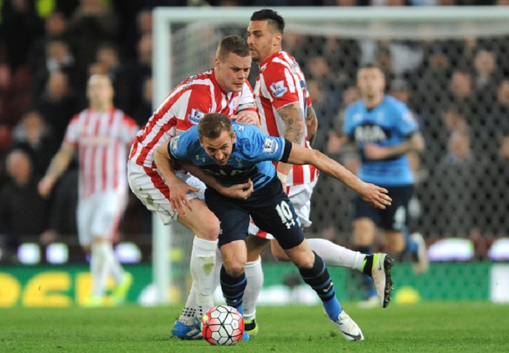 Tottenham's Harry Kane, front, competes for the ball with Stoke's Ryan Shawcross during the English Premier League soccer match between Stoke City and Tottenham Hotspur at the Britannia Stadium, Stoke on Trent, England, Monday, April 18, 2016. (AP Photo/Rui Vieira)