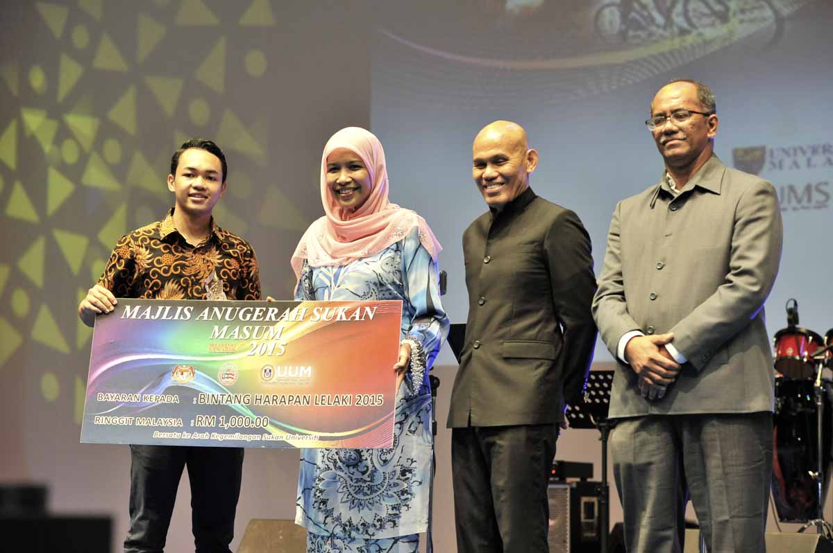 Bintang Harapan Lelaki dan Wanita menerima trophi, sijil dan wang tunai RM1000.