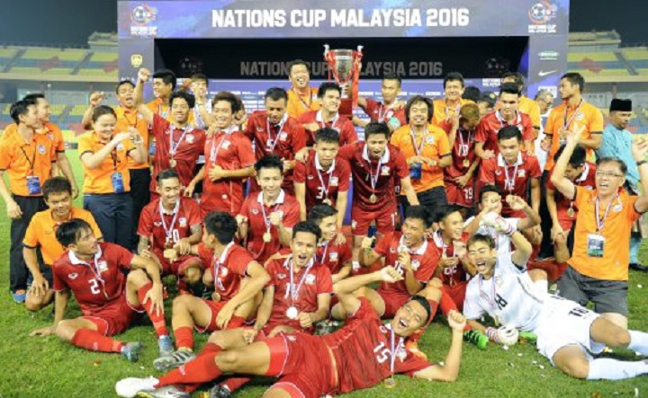 MELAKA 5 Jun --Pemain dan pegawai pasukan bolasepak Thailand menjulang Piala Nations 2016 selepas mengalahkan Malaysia 2-1 pada perlawanan akhir Piala Nations bawah 21 tahun di Stadium Hang Jebat malam ini. --fotoBERNAMA (2016) HAK CIPTA TERPELIHARA *** Local Caption ***
