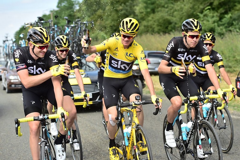 Tour de France 2016 - 24/07/2016 - Etape 21 - Chantilly / Paris Champs-Elysées (113 km) - Le Maillot Jaune offre une bière à chacun de ses coéquipiers.