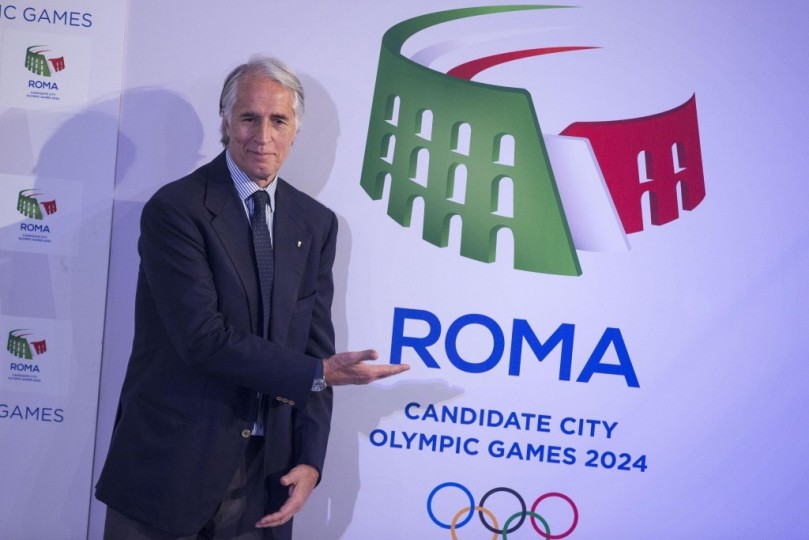 Giovanni Malagò  Rome 2024 sign