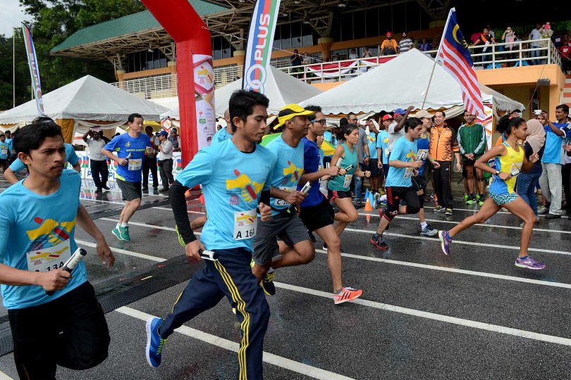 OCM  Vice President Dato Mohd Nazifuddin Najib Razak flagging off the runners
