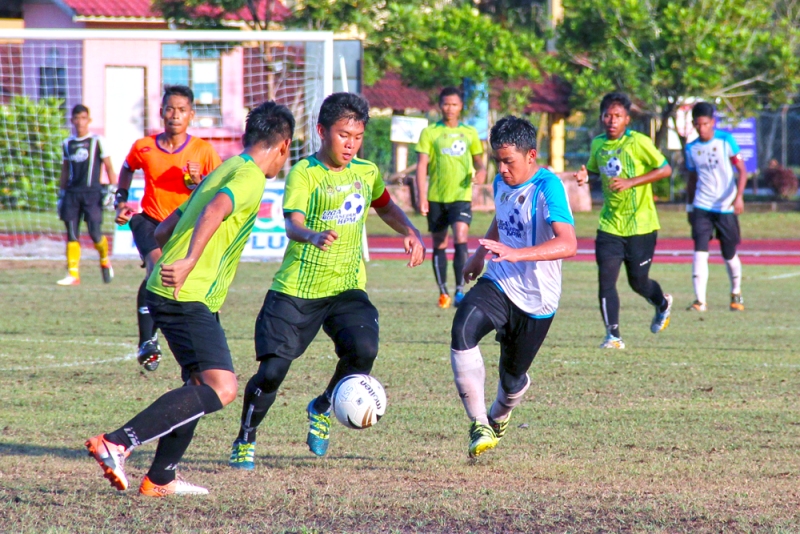 Aksi pasukan SMK Za'ba(jersi hijau) ketika menentang pasukan SMK Bukit Nenas yang telah berlansung di Stadium Mini SMK Bukit Nenas, Setiu, Terengganu.