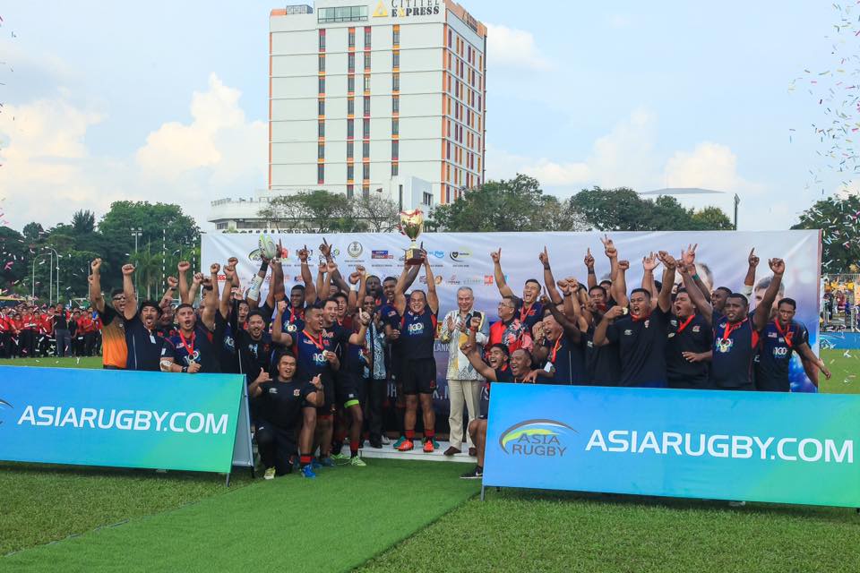 Skuad Bunga Raya akhirnya berjaya menamatkan kempen mempertahankan Kejuaraan Ragbi Asia Divisyen 1 dengan penuh bergaya. Foto Kredit - Facebook.com/MalaysiaRugbyUnion