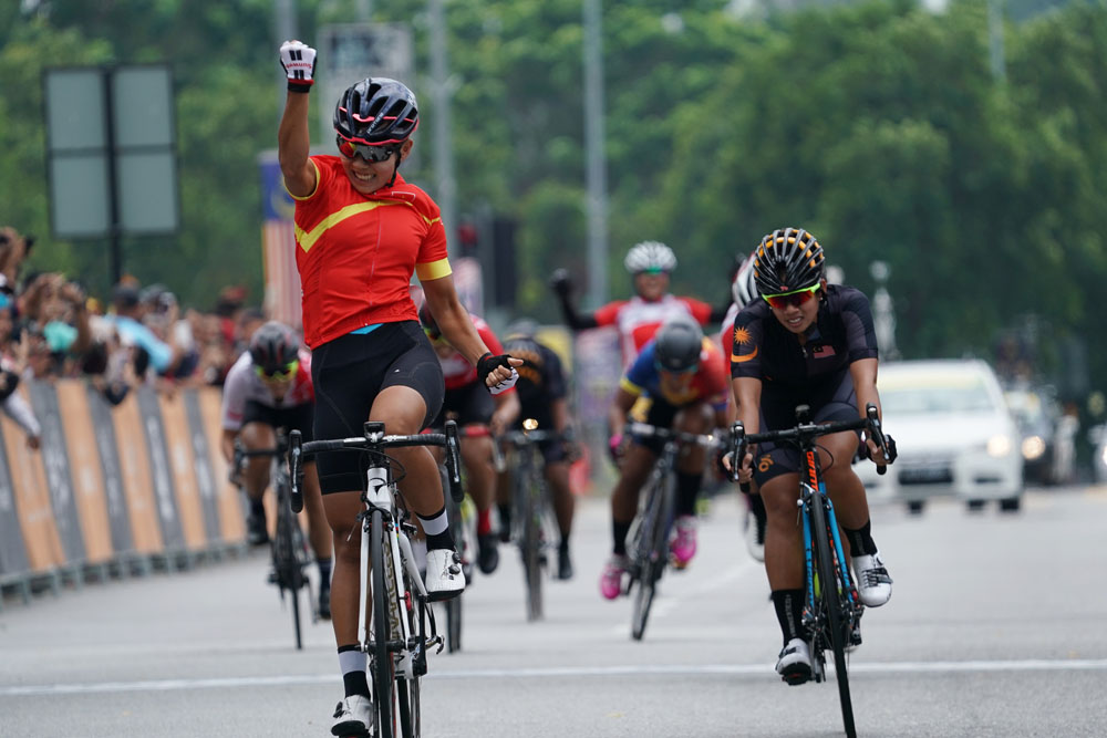 29th SEA Games KL2017 Cycling Women Mass Start - Vietnam’s Nguyen Thi vs Malaysia's Jupha Somnet