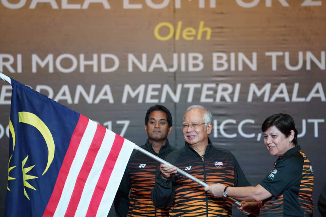 Witnessed by Youth and Sports Minister YB Brig Jen Khairy Jamaluddin, Dato' Sri Najib handed over the national flag to chef-de-mission, Datuk Marina Chin.