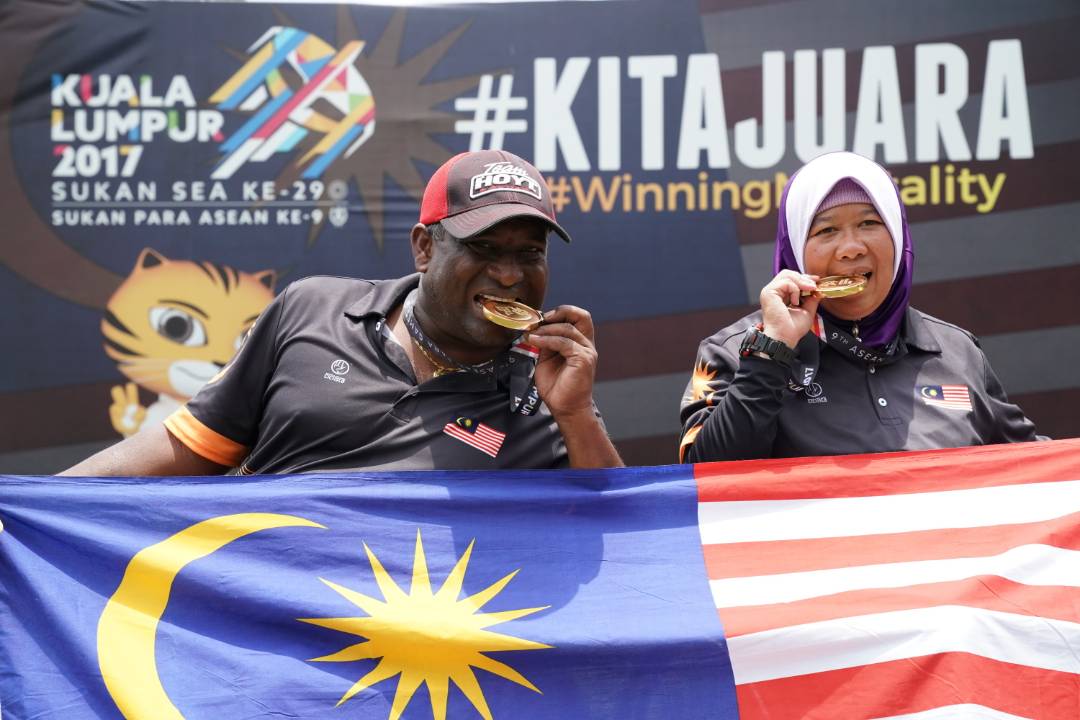 9th ASEAN Para Games KL2017 - Archery Mixed Team Compound Gold Medallist - Malaysia Morogen AL Komoran & Nor Sa'Adah Abdul Wahab(right)