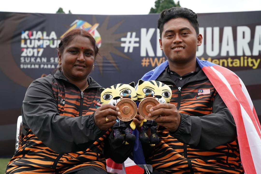 9th ASEAN Para Games KL2017 - Archery Mixed Team Recurve Bronze Medallist - ANANTHY AP LACHIMANAN & Hasihin Bin Sanawi(right)